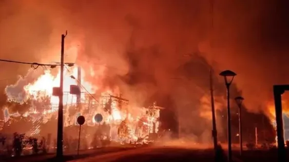 Prenden fuego a una municipalidad en protesta por la muerte del malabarista chileno