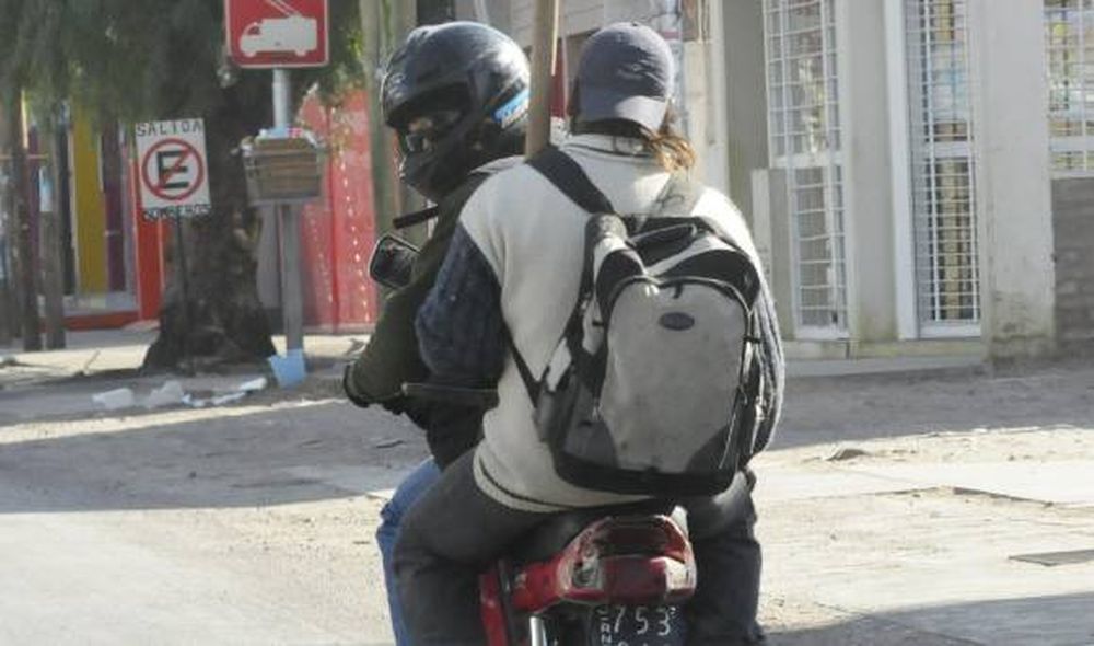 Habrá que sacar permiso  para viajar de a 2 en moto