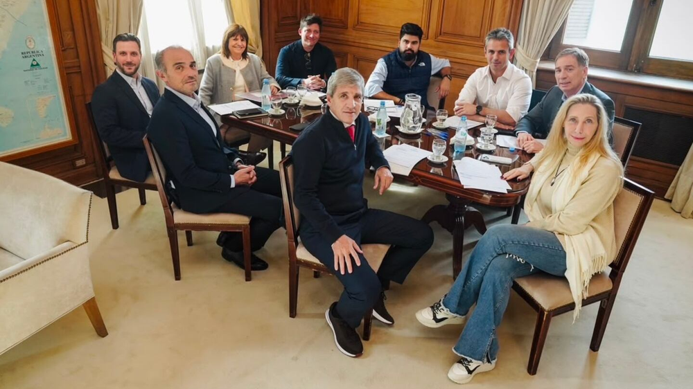 Con Karina Milei y Diego Santilli a la cabeza, el Gobierno reunió a su mesa política en Casa Rosada.