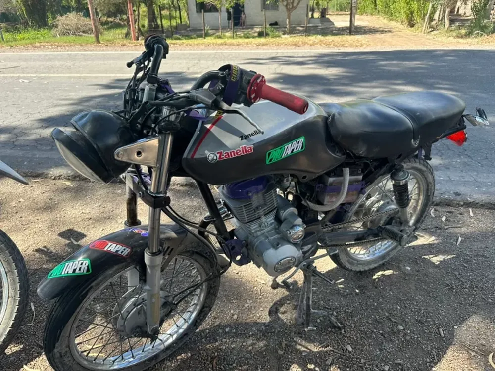 Un joven que viajaba sin casco fue hospitalizado inconsciente tras chocar desde atrás a una camioneta