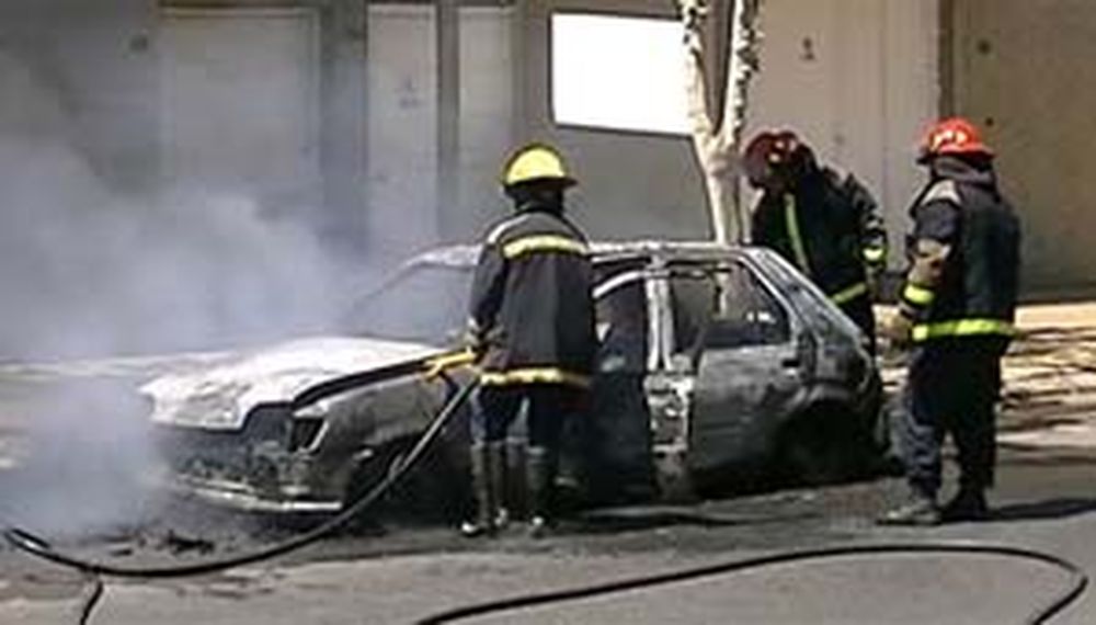 Espectacular incendio de un auto provocó pánico en vecinos del centro sanjuanino