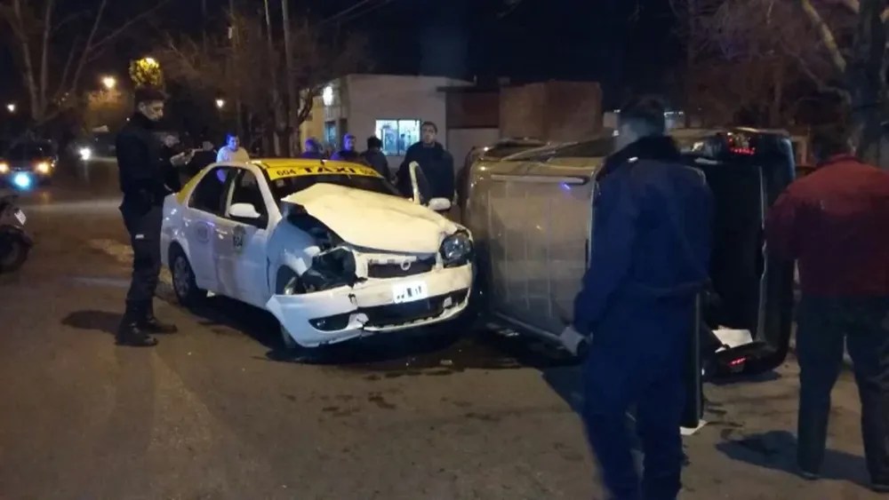 Tremendo choque en un cruce peligroso dejó un vehículo dado vuelta