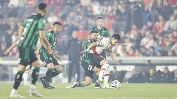 Marca. Watson intenta frenar a Subiabre. River quería imponer condiciones pero San Martín lo tenía controlado. Pero en tres minutos, todo se esfumó para el Verdinegro.