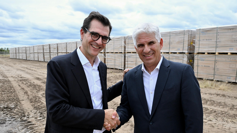 Juan José Retamero, CEO y fundador de Aisa Group, juntoClaudio Poggi, gobernador de San Luis.