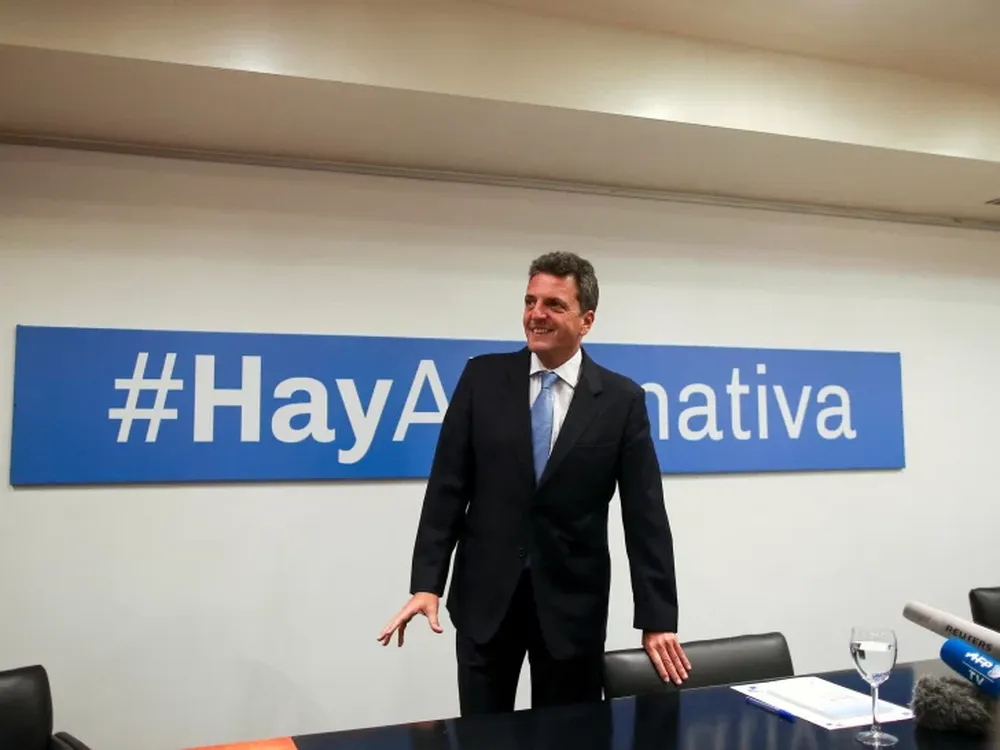 Massa analiza extender el cepo al dólar ahorro a un nuevo grupo