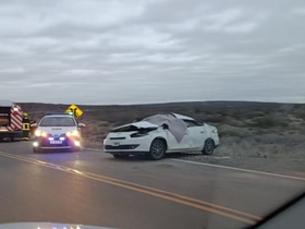 El auto volcó con la familia dentro tras perder el equilibrio.