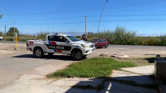 El motociclista de la tragedia en Caucete no resistió luego de las graves heridas que recibió tras impactar contra un auto. Foto gentileza El Bastón.