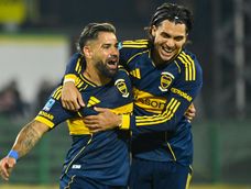 Primero. Milton Giménez festeja con Zeballos el golazo que abrió el partido en Defensa. Primero. Milton Giménez festeja con Zeballos el golazo que abrió el partido en Defensa.