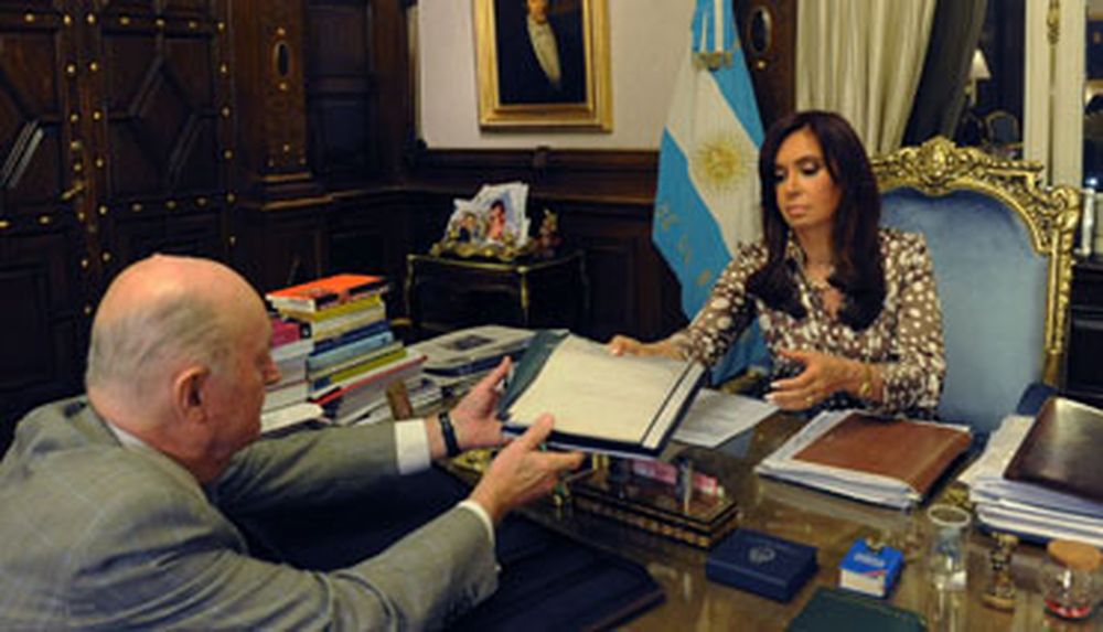 La presidenta recibió el dictamen de la Bicameral