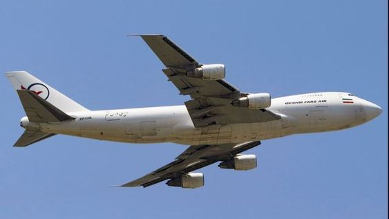 Un avión quedó atascado en un puente peatonal