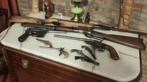 Armas encontradas por la policía en el domicilio del denunciado.