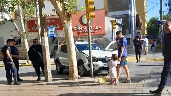 Fuerte choque en una esquina del centro: un auto hizo un trompo e impactó contra un árbol