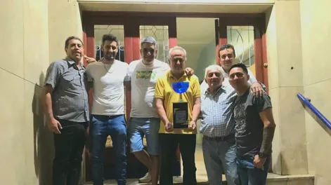 Después de las postergaciones, Recabarren por fin tiene la Copa en su poder
