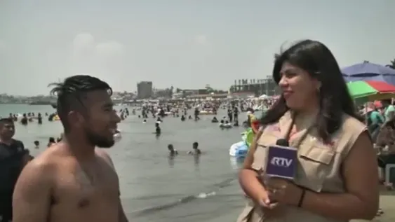 Inesperado: un turista interrumpió a una periodista al aire para pedirle el Instagram