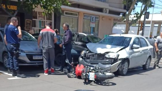 Murió un motociclista que chocó en el centro contra un auto