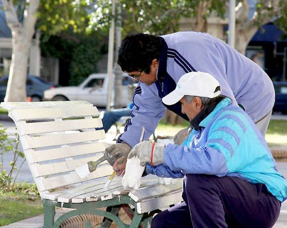 Limpieza y más basureros y bancos para la plaza 25
