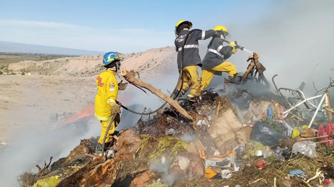 el zonda provoco incendios en varios departamentos y mantiene en alerta a san juan