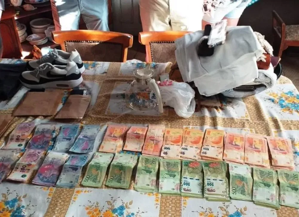 Detuvieron a dos hombres con antecedentes por el robo en Capital de unos $900 mil y joyas