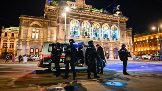 El Estado Islámico se atribuyó el ataque a balazos en el centro de Viena