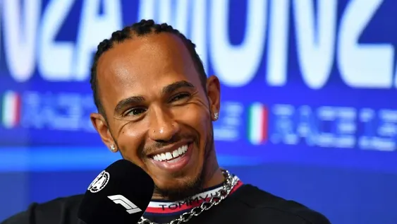Hamilton sigue en Mercedes