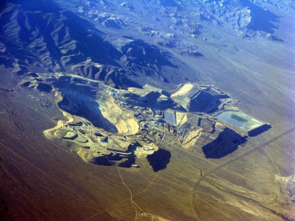 Barrick continúa la venta de activos para reducir su deuda de cara a 2016
