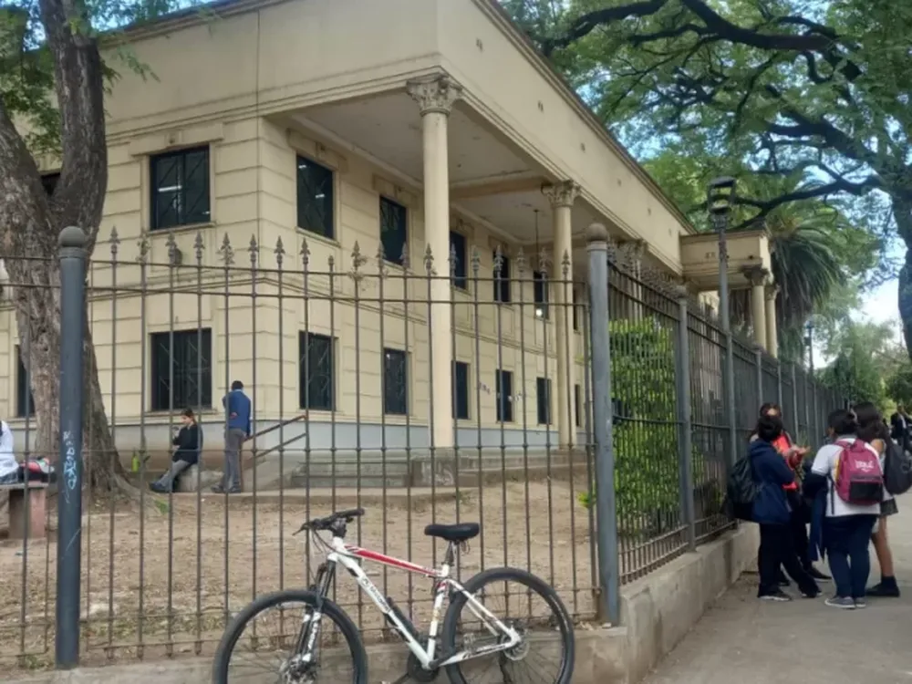 Dos alumnos que llevaron armas a sus escuelas en Tucumán serán expulsados