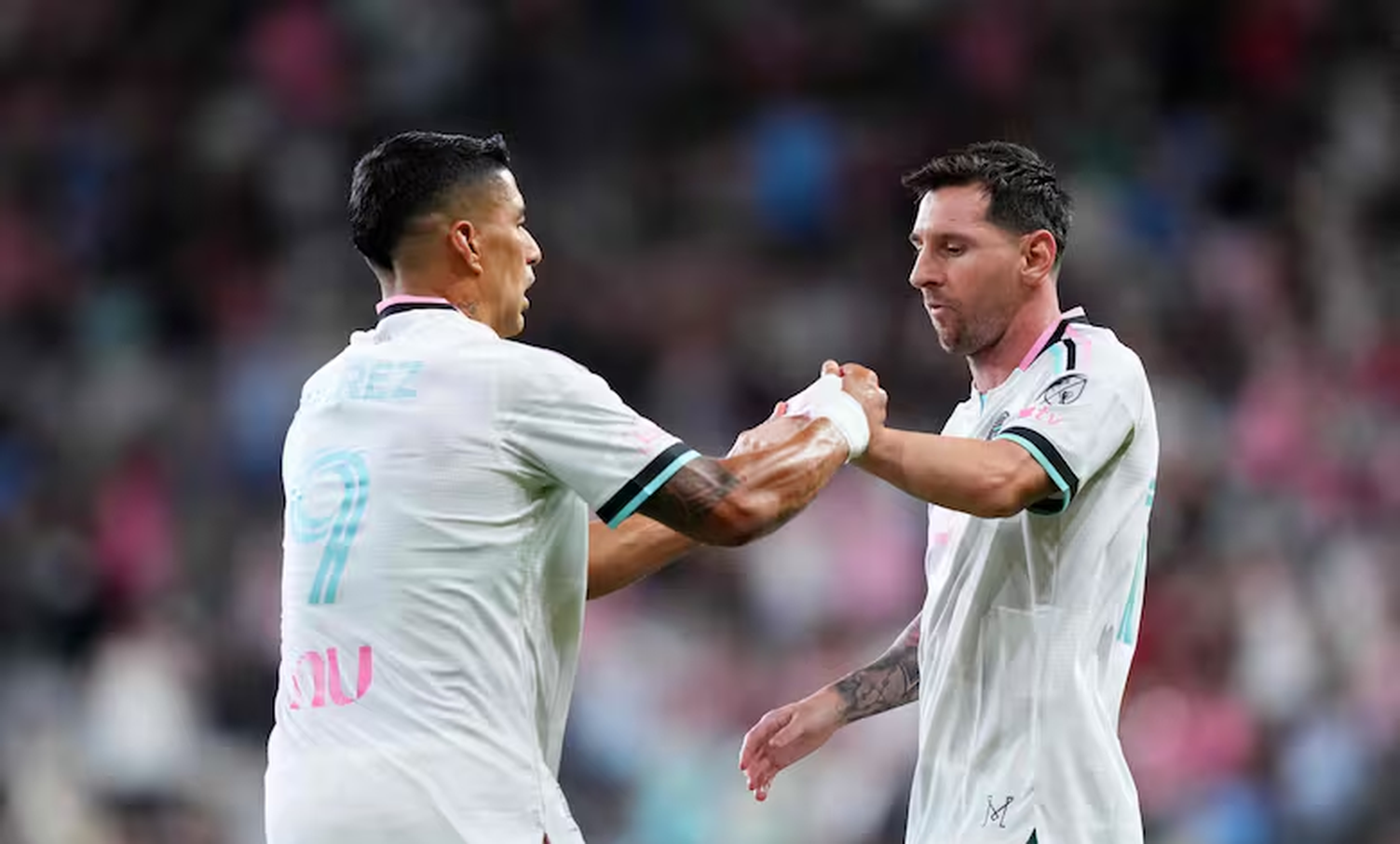 Suárez le cede a Messi la cinta de capitán tras ingresar a los 7 minutos del segundo tiempo.