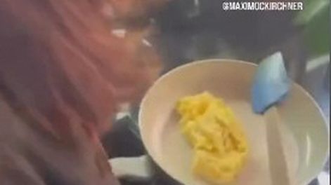EL VIDEO. Muestra a CFK de espaldas, sartén en mano, cocinando huevos.