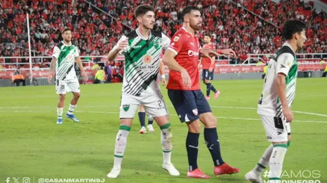 Diario de Cuyo | Verdugo. Gabriel Avalos, el delantero paraguayo de Independiente, es marcado por Cáseres. El Rojo lo resolvió por la calidad de sus nombres.