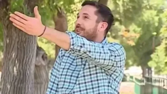 Un periodista salía en vivo y una cotorra se subió a su hombro y le robó un auricular: “Se lo llevó”