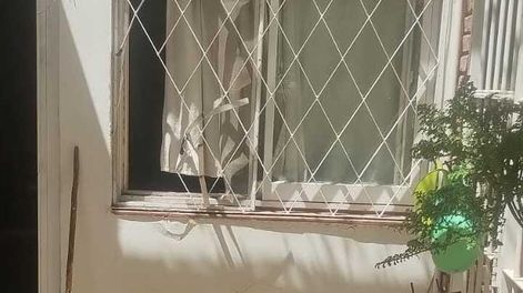 Detuvieron a dos sujetos por robar televisores en Capital y Rivadavia: uno violentó una reja para ingresar a la casa