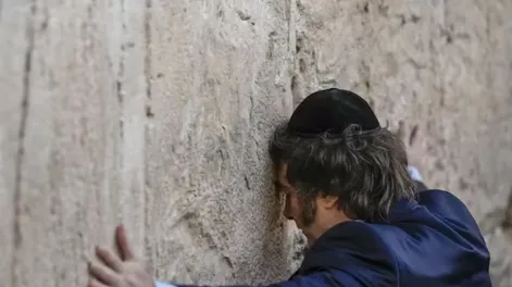 Milei envió un mensaje a la Argentina desde el Muro de los Lamentos: “Estamos saliendo”