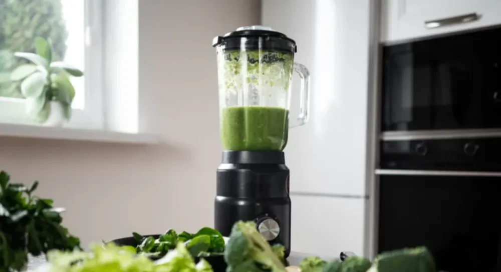 Por qué recomiendan licuar albahaca en agua: el truco natural con múltiples beneficios.