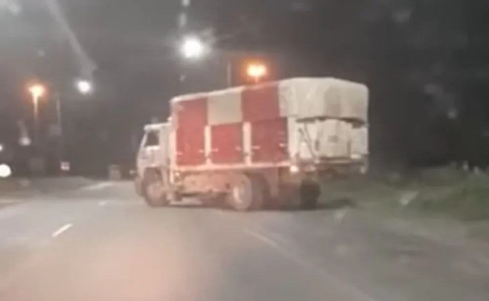 VIDEO: una de “Relatos Salvajes” cuando un camionero chocó a un auto y el conductor se colgó a la carrocería