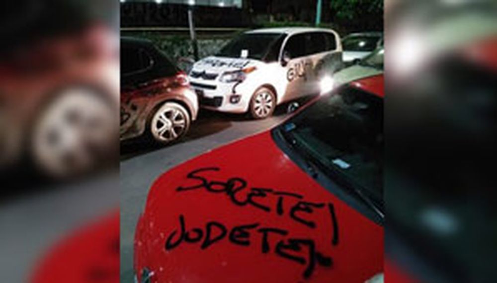 Con insultos y pintadas, escrachan autos mal estacionados