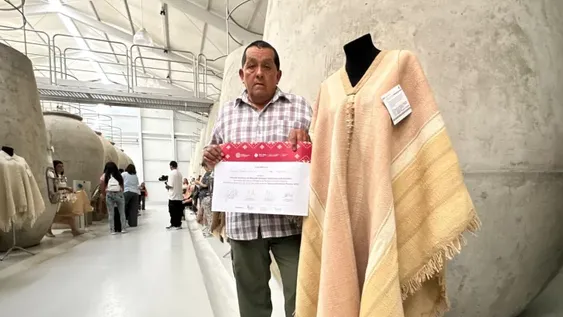 Roque Poblete es uno de los dos varones que participó del concurso de tejido al telar San Juan Premia su Poncho.