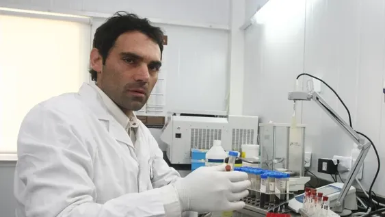 Un científico local brindó las claves para entender la combinación de vacunas