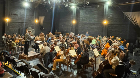 En paro activo, la Sinfónica de la UNSJ ensaya el concierto del jueves 1 de octubre, con el director invitado.&nbsp;