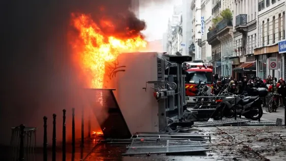 Francia reabre cines y casinos y autorizará el deporte en equipo