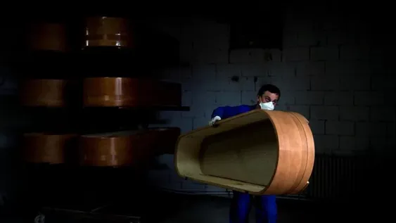 El pueblo español que vive de los ataúdes, desbordado de trabajo por la pandemia