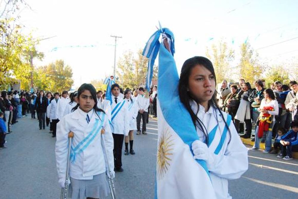Un desfile patrio adornado con miles de guardapolvos cauceteros