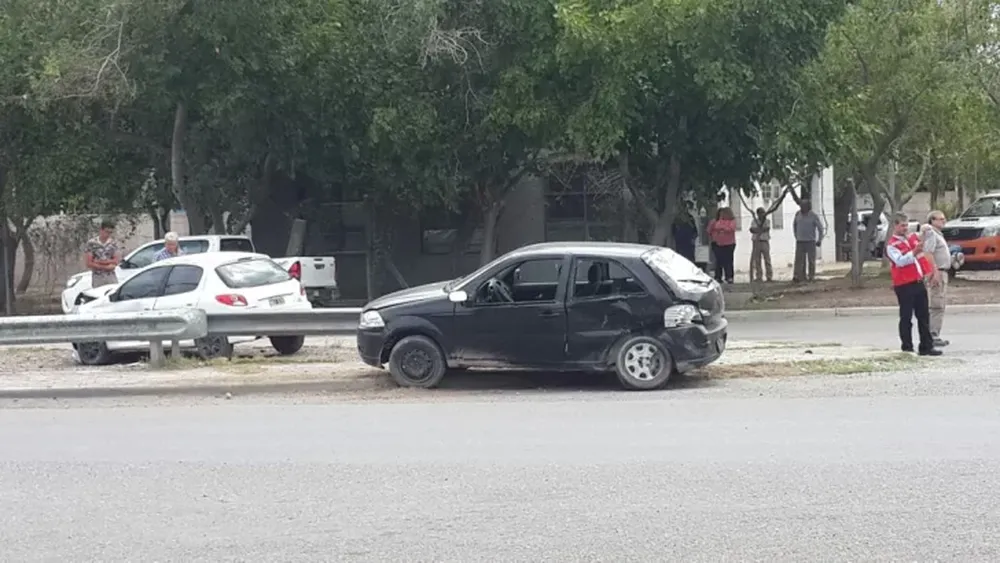 Aparatoso choque en Ruta 40 dejó a dos vehículos en la banquina