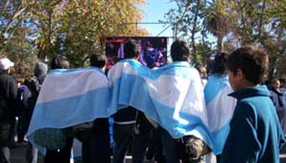 Unos 1.500 hinchas locales festejaron en la Plaza 25
