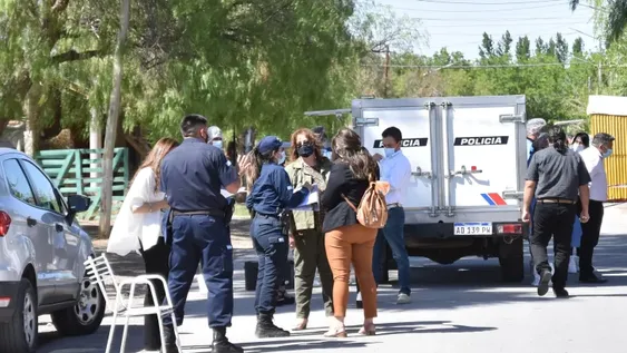 Los niños de la mujer asesinada están con la familia de ella, mientras analizan su futuro