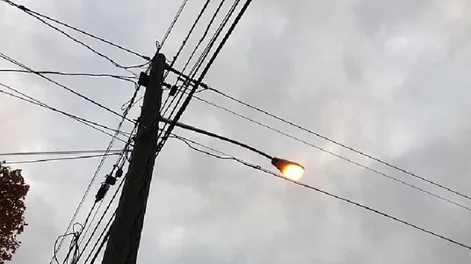 Diario de Cuyo | Con las primeras luces del día las farolas del alumbrado público deberían apagarse, cosa que no sucede.