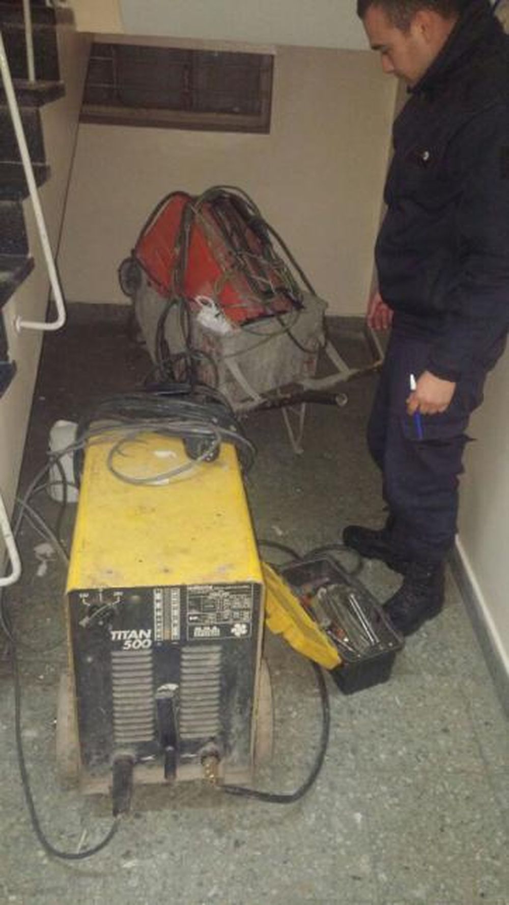 Para robar herramientas golpearon y ataron a un sereno