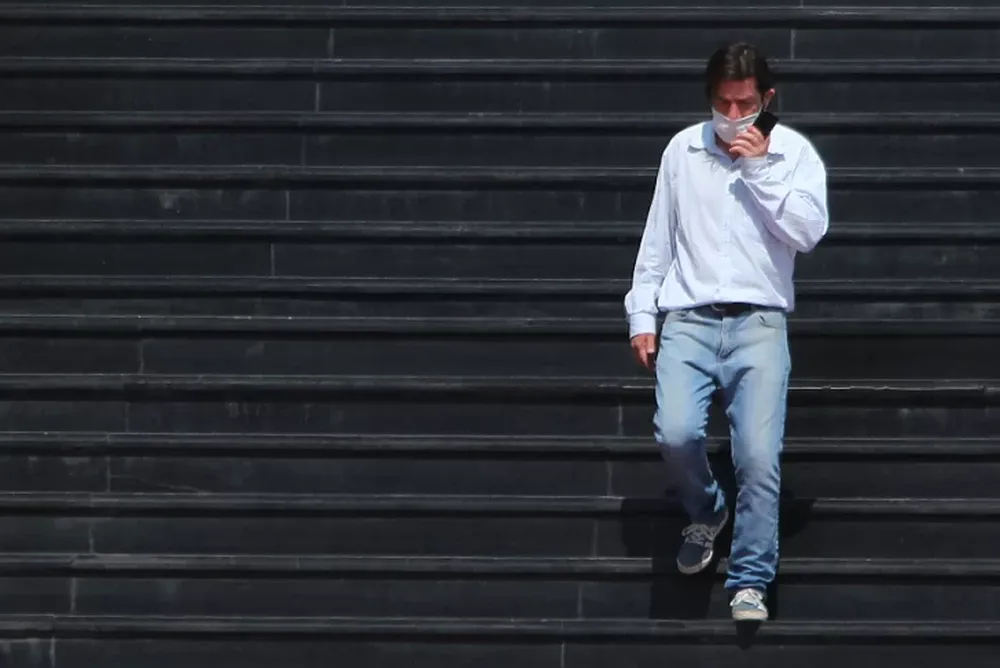 Salud Pública aclaró que por cada contagio hay cinco personas aisladas