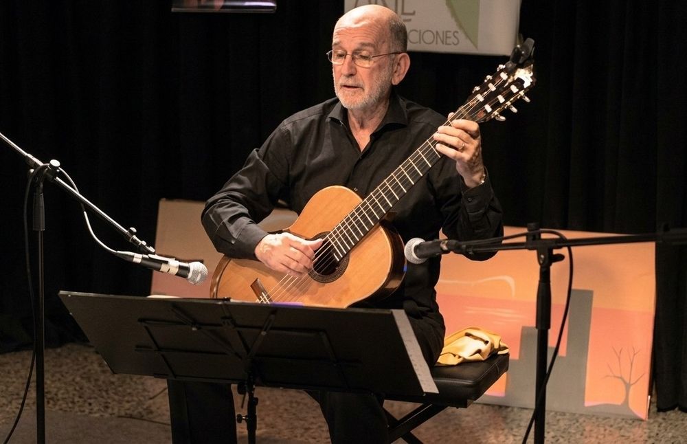 La guitarra clásica en el Río de la Plata es el título del libro donde el guitarrista e investigador Oscar Olmello plasmó su tesis de doctorado, que será tema de su conferencia en San Juan.