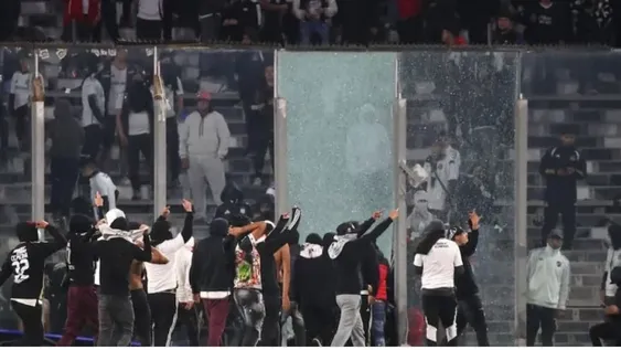 VIOLENCIA. El Monumental de Colo Colo se convirtió en una caldera y habrían consecuencias graves.