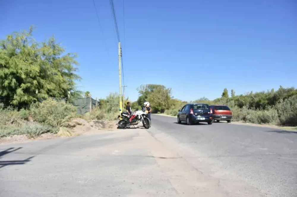 Un hombre perdió el control de su auto, chocó contra un árbol y murió